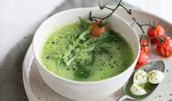 Recept: soepje van courgette en rucola met tomaat en mozzarella
